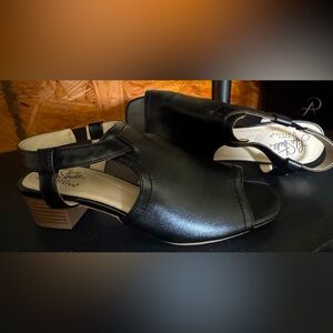 Life Stride Black Heels Elegant Comfort leather sandals size 6M NEW CONDITION!